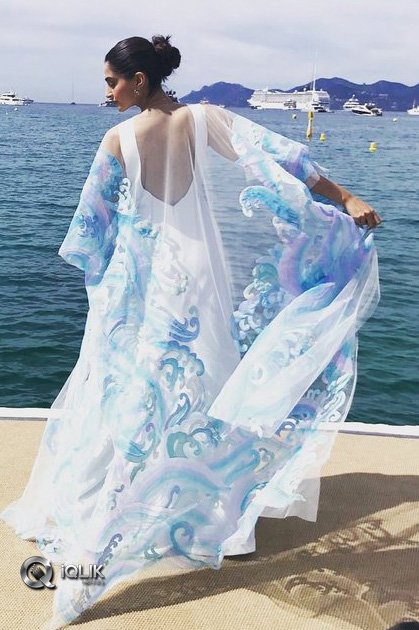 Sonam-Kapoor-At-Cannes-Festival